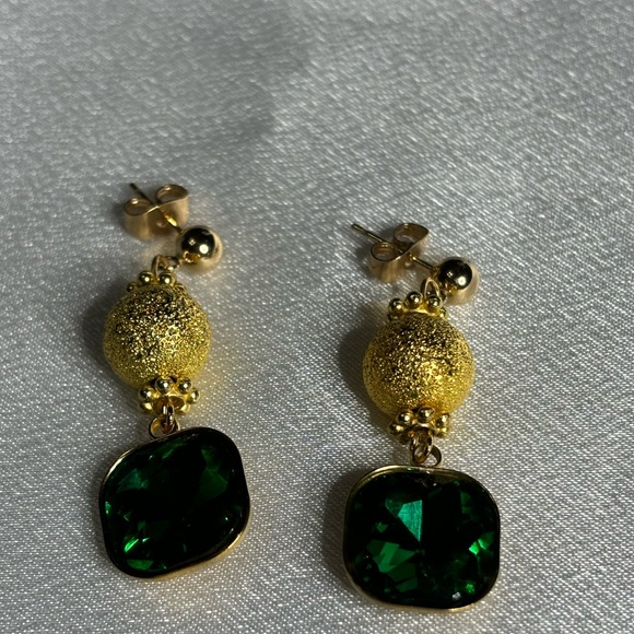 Hand crafted beaded earrings gold stardust and emerald green faceted glass beads - Picture 3 of 4